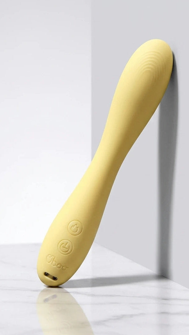 Oboo Woosh leaning on wall